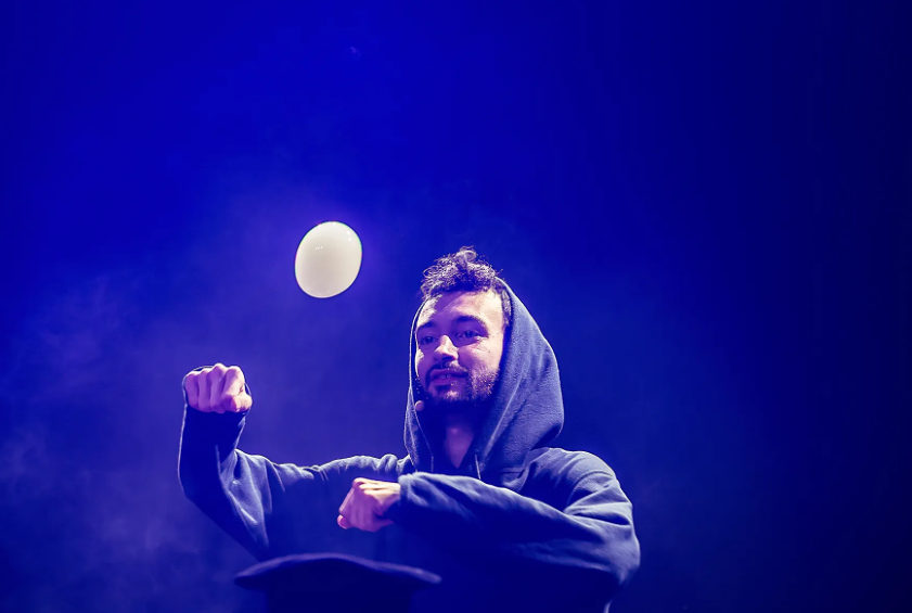Magie : la boule en lévitation chez Sophie à Lyon